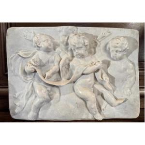 TERRE CUITE ÉMAILLÉE IMITANT LE MARBRE, DANS LE GOÛT DE FRANÇOIS DUQUESNOY - ANGE ET PUTTI, FIN