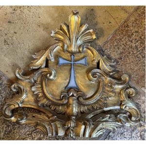 GRAND FRONTON D’AUTEL ou de retable EN BOIS SCULPTÉ ET DORÉ, XVIIIᵉ SIÈCLE