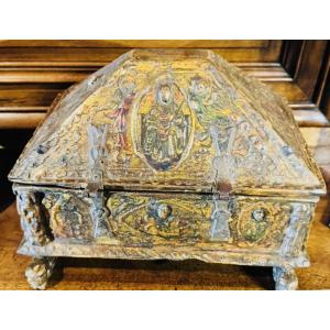 COFFRET EN PASTIGLIA DE FORME SARCOPHAGE À DÉCOR RELIGIEUX EN RELIEF, STYLE HAUTE ÉPOQUE