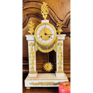 Egyptian-style Cantilever Clock In White Marble And Gilded Bronze, Consulate–empire Period
