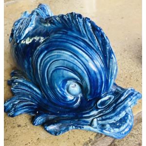 PAIRE DE DAUPHINS EN FAÏENCE ÉMAILLÉE BLEU TURQUOISE - XIXe SIÈCLE