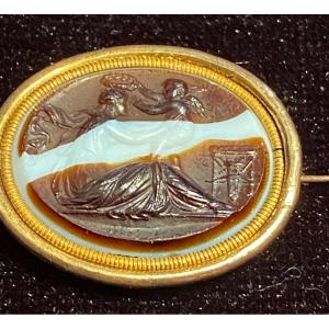 Cupidon Couronnant Vénus, Broche Du Début Du XIX En Verre Façon Agate Rubanée 