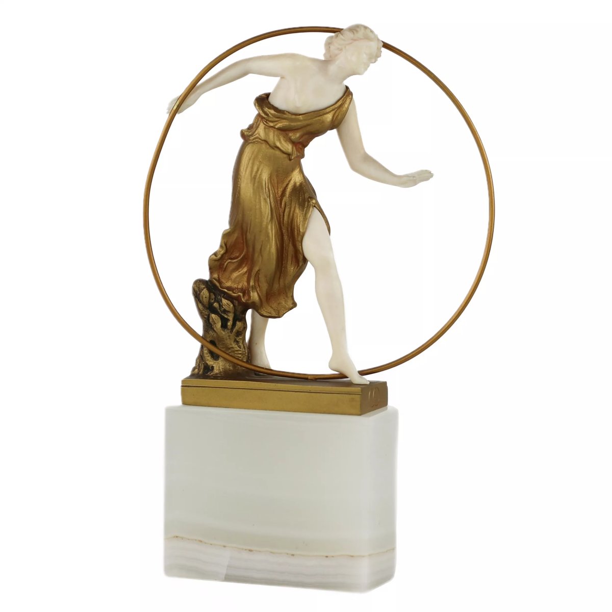 FEMME AU CERCEAU. SCULPTURE CHRYSÉLÉPHANTINE DE GEORGES MORIN. FRANCE, VERS 1920