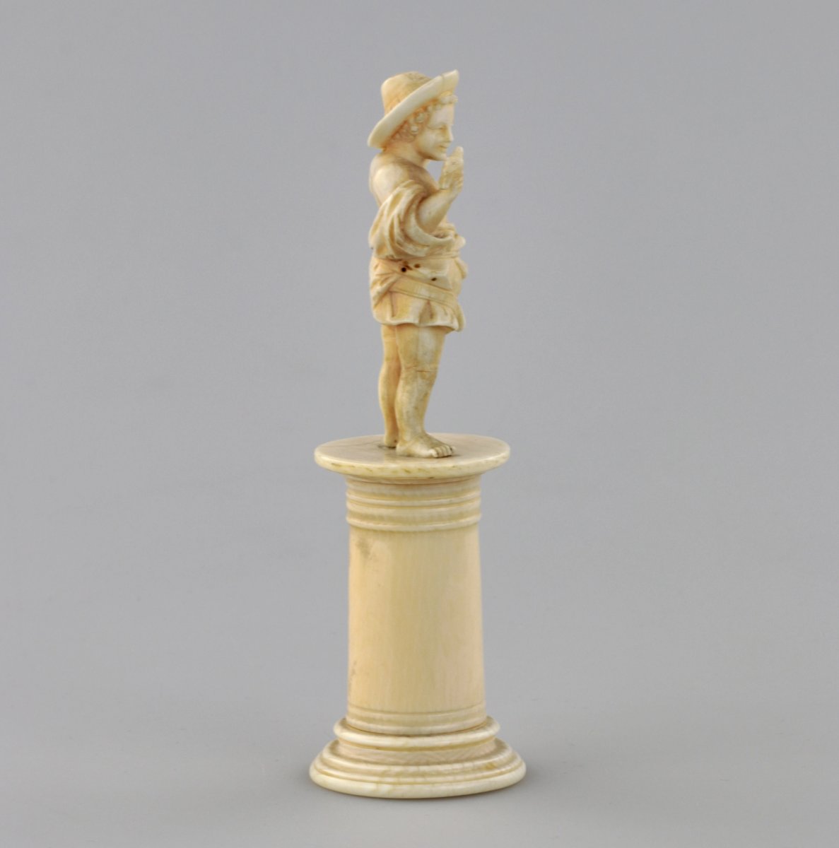 Figurine en ivoire sculpte dun garçon avec un oiseau des annees 1800.-photo-2