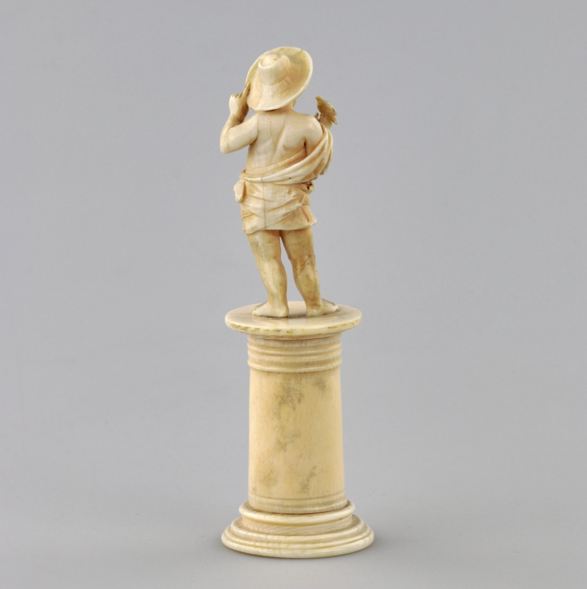 Figurine en ivoire sculpte dun garçon avec un oiseau des annees 1800.-photo-3