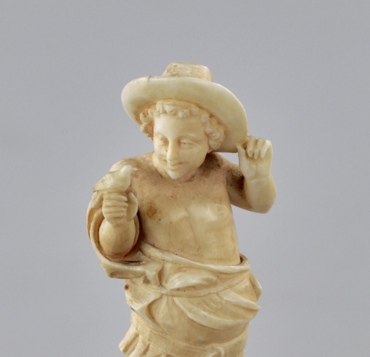 Figurine en ivoire sculpte dun garçon avec un oiseau des annees 1800.-photo-4