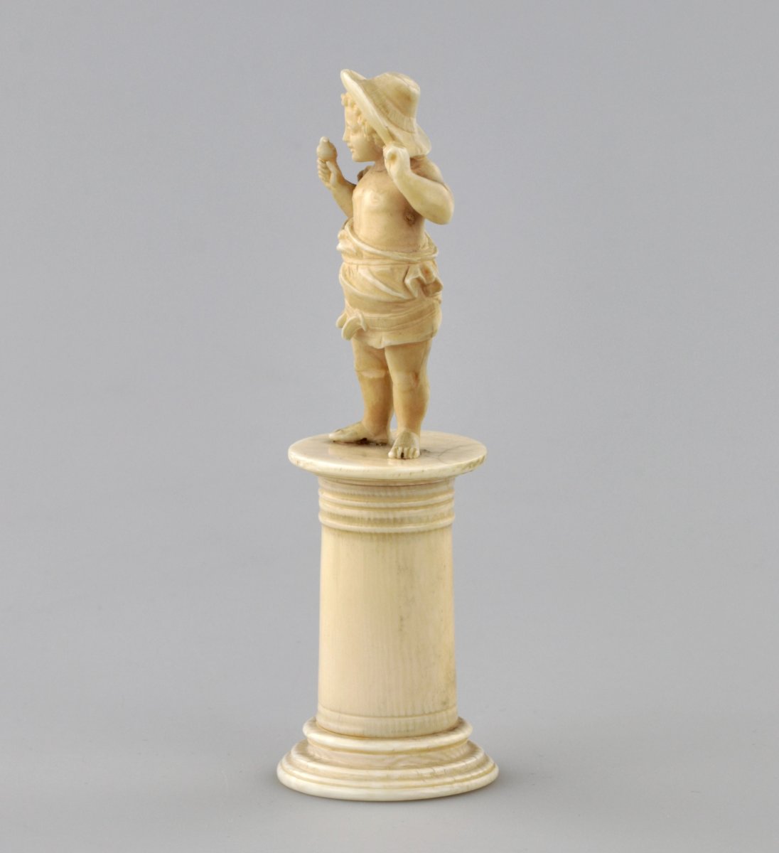 Figurine en ivoire sculpte dun garçon avec un oiseau des annees 1800.-photo-1