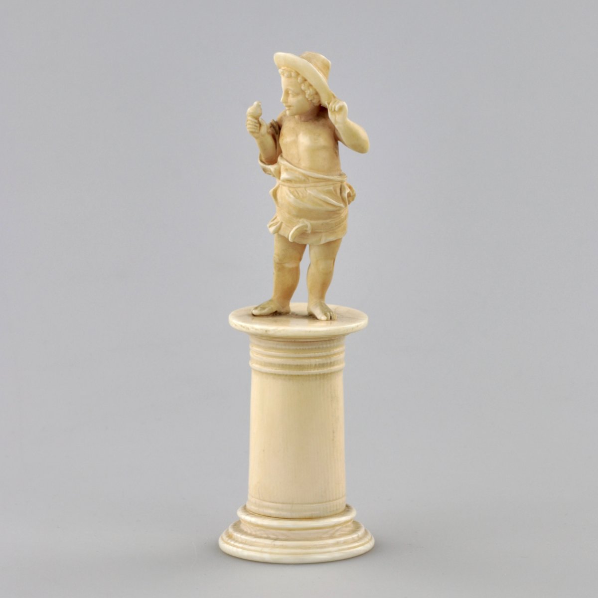 Figurine en ivoire sculpte dun garçon avec un oiseau des annees 1800.-photo-2