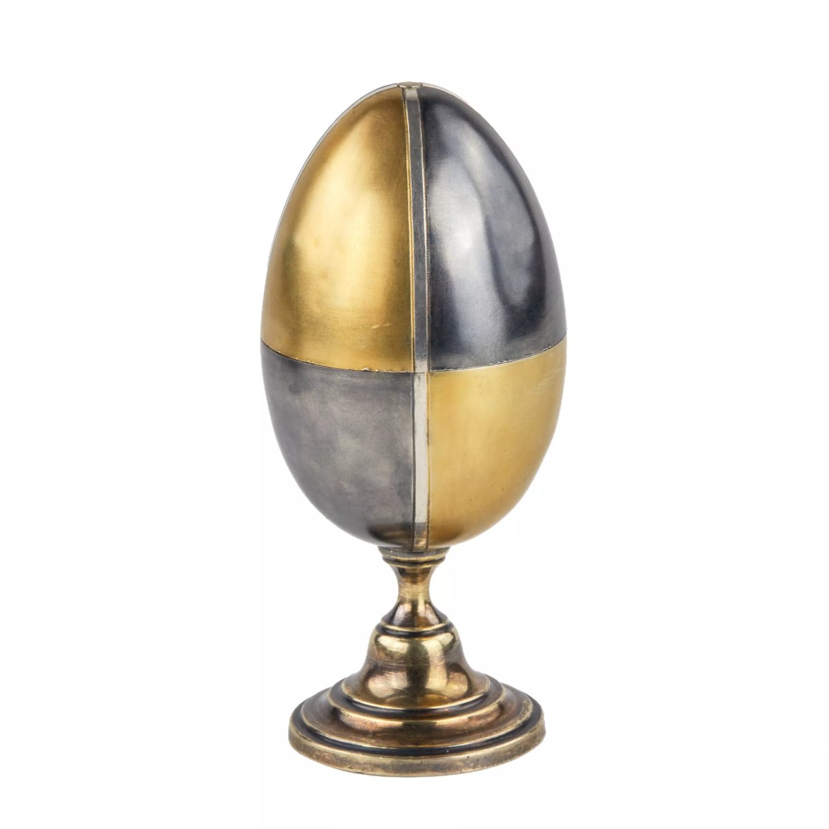ŒUF DE PÂQUES EN ARGENT. ERIK KOLLIN. MAISON FABERGÉ RUSSIE, SAINT-PÉTERSBOURG, FIN DU XIXe SIÈ