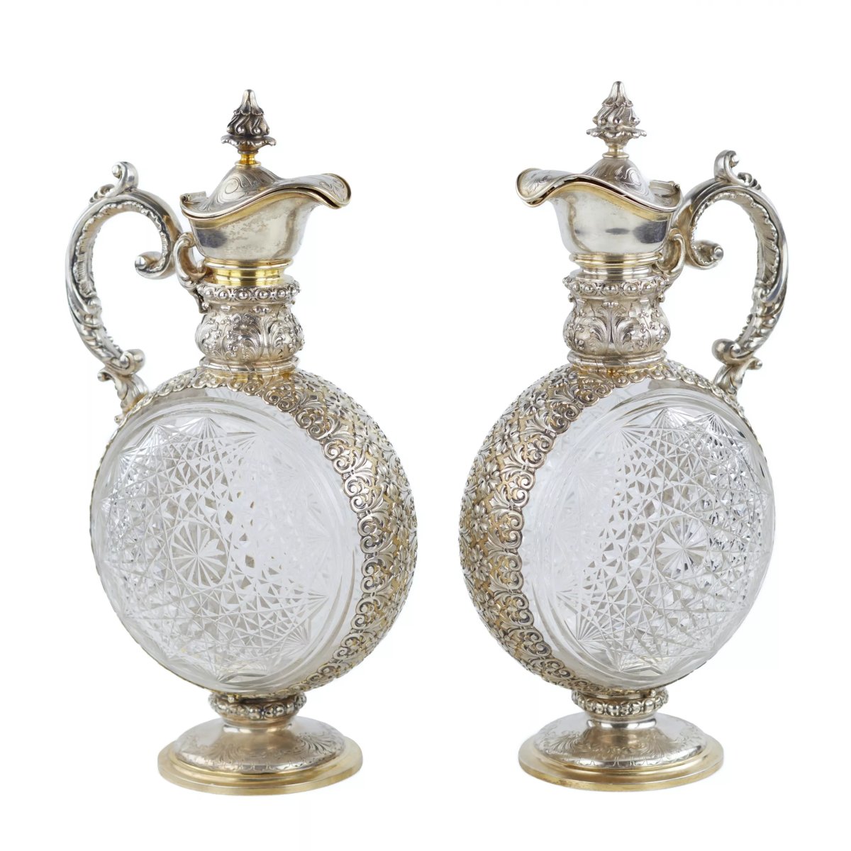 PAIRE DE CARAFES À VIN EN CRISTAL TAILLÉ MONTÉES EN ARGENT ALLEMAGNE.