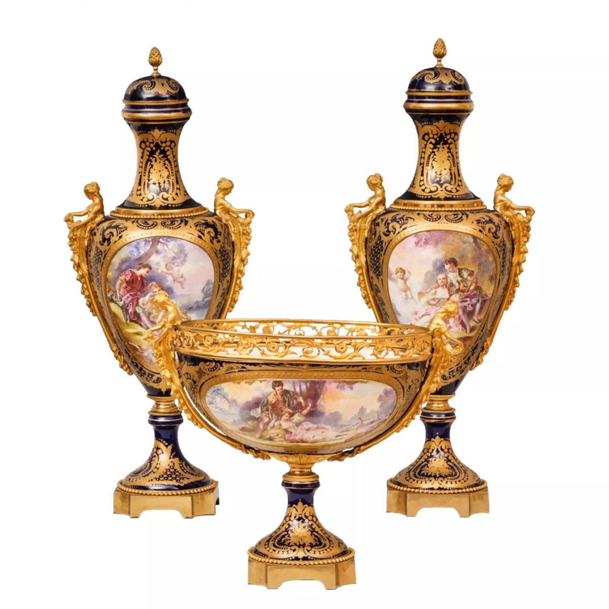 GARNITURE EN PORCELAINE. MANUFACTURE NATIONALE DE SÈVRES FRANCE, 1819