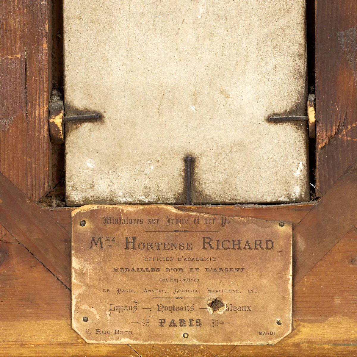 PLAQUE EN PORCELAINE PEINTE « LE CHARMEUR ». HORTENSE RICHARD (1847–1900). FRANCE.-photo-3