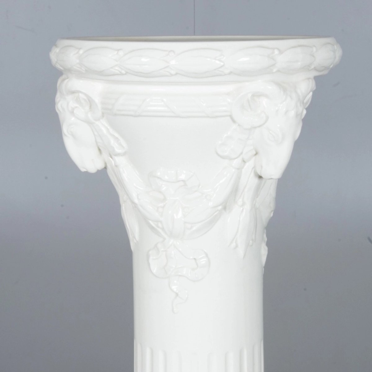 COLONNE-PIÉDESTAL EN PORCELAINE À DÉCOR DE TÊTES DE BÉLIER. RÖRSTRAND. SUÈDE.-photo-2