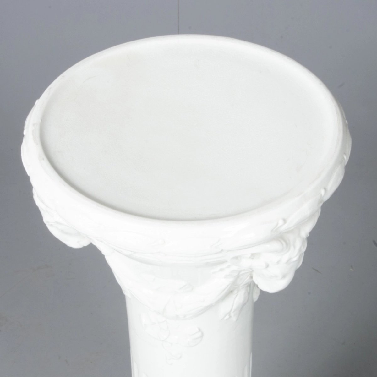 COLONNE-PIÉDESTAL EN PORCELAINE À DÉCOR DE TÊTES DE BÉLIER. RÖRSTRAND. SUÈDE.-photo-3