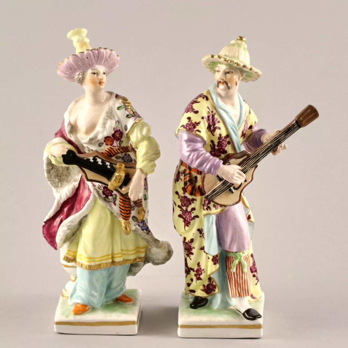 PAIRE DE FIGURINES EN PORCELAINE « MUSICIENS CHINOIS ». KPM BERLIN-photo-2