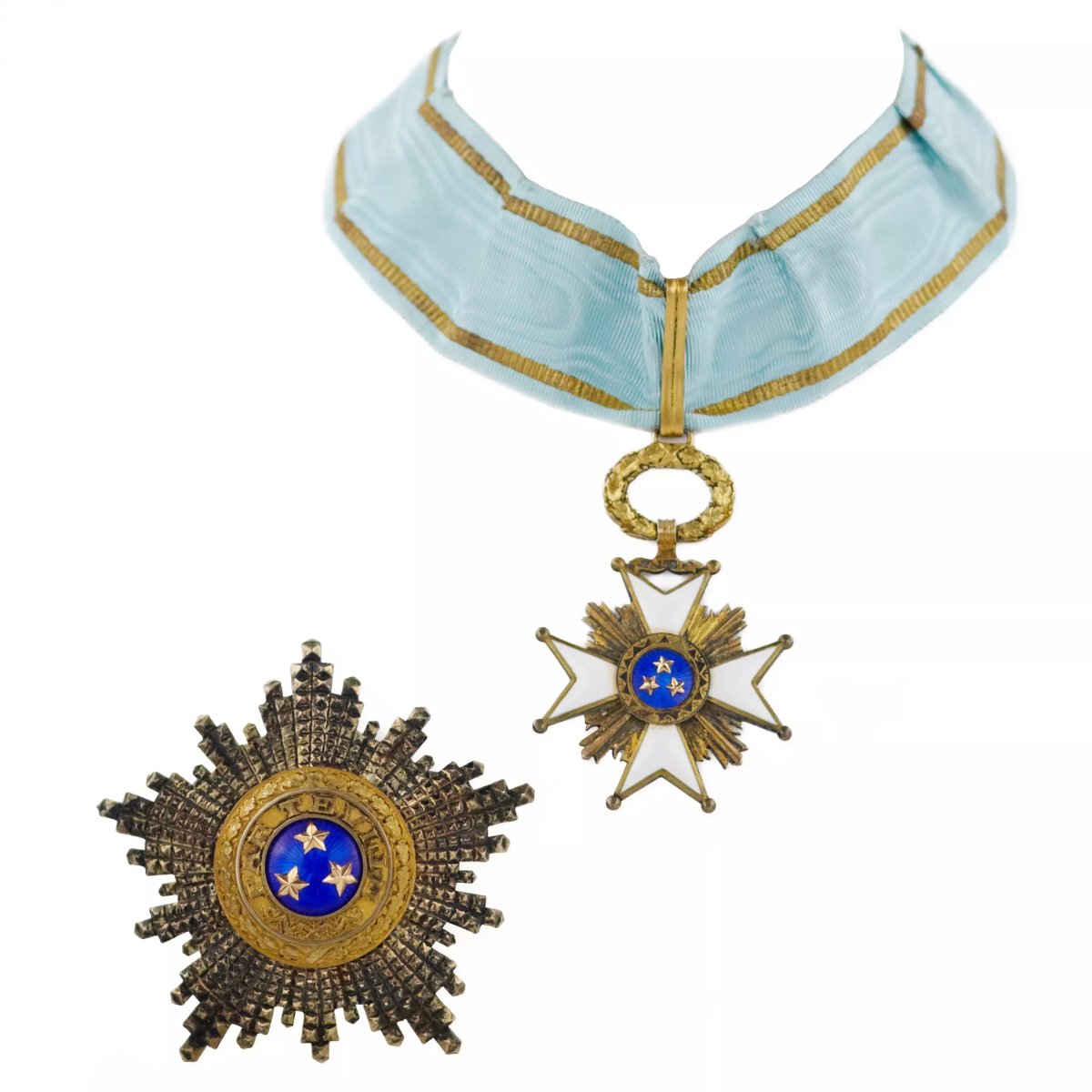 ORDRE DES TROIS ÉTOILES DE LETTONIE, DEUXIÈME CLASSE, DANS SON ÉCRIN DORIGINE. F.W. MÜLLER.
