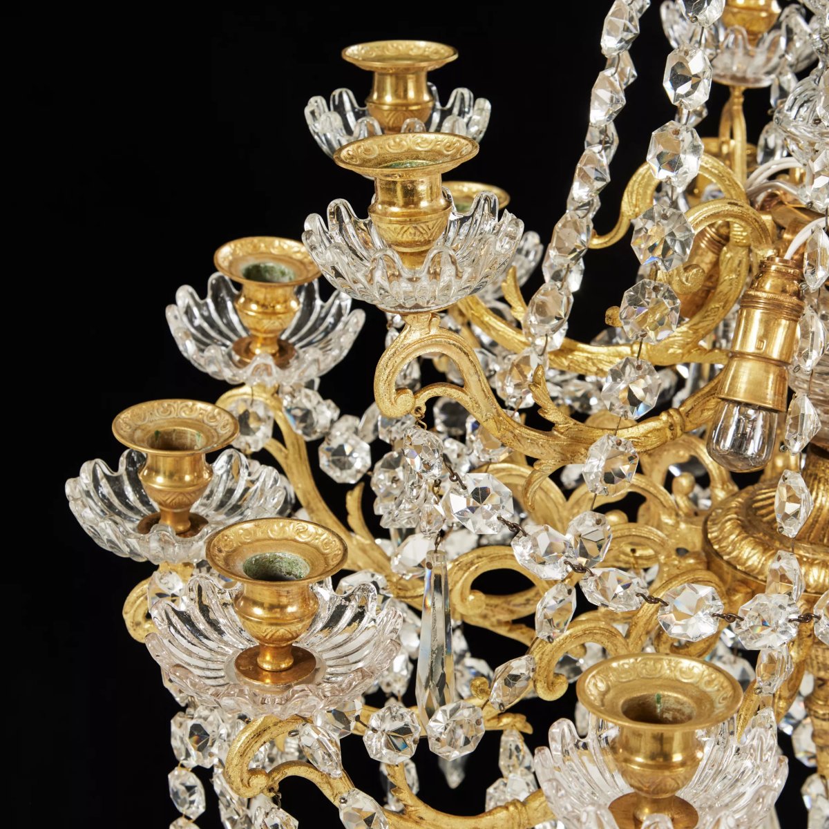 LUSTRE DE STYLE NÉO-ROCOCO AVEC PENDANTS EN CRISTAL BACCARAT TROISIÈME QUART DU XIXe SIÈCLE-photo-4