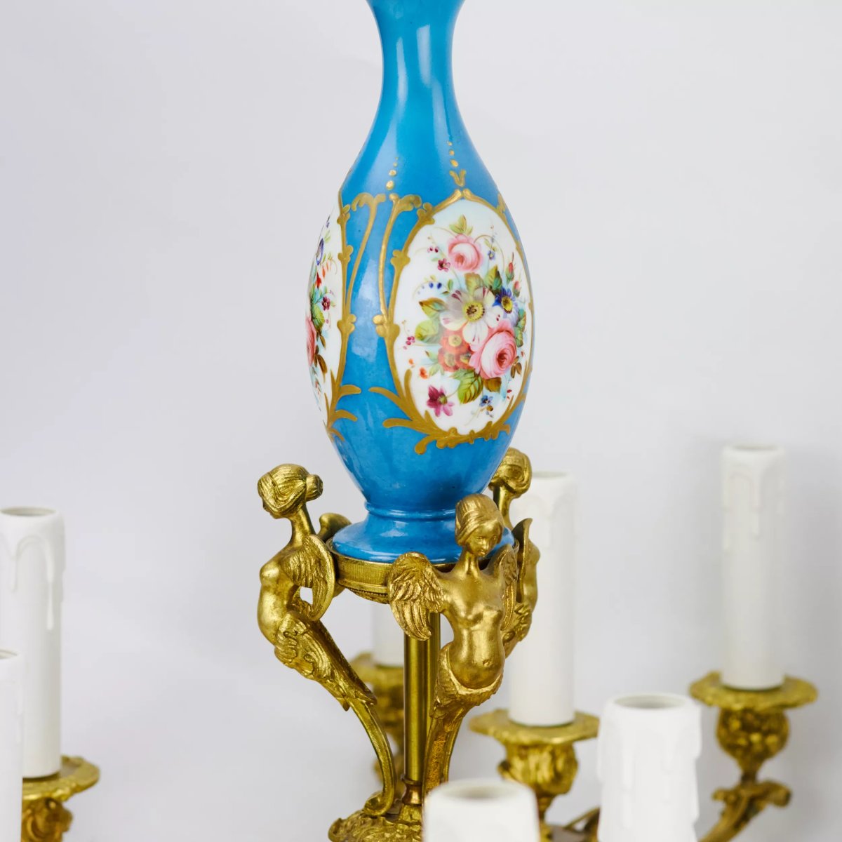 LUSTRE À QUINZE FEUX EN BRONZE DORÉ ET PORCELAINE PEINTE, DE STYLE LOUIS XVI.-photo-3