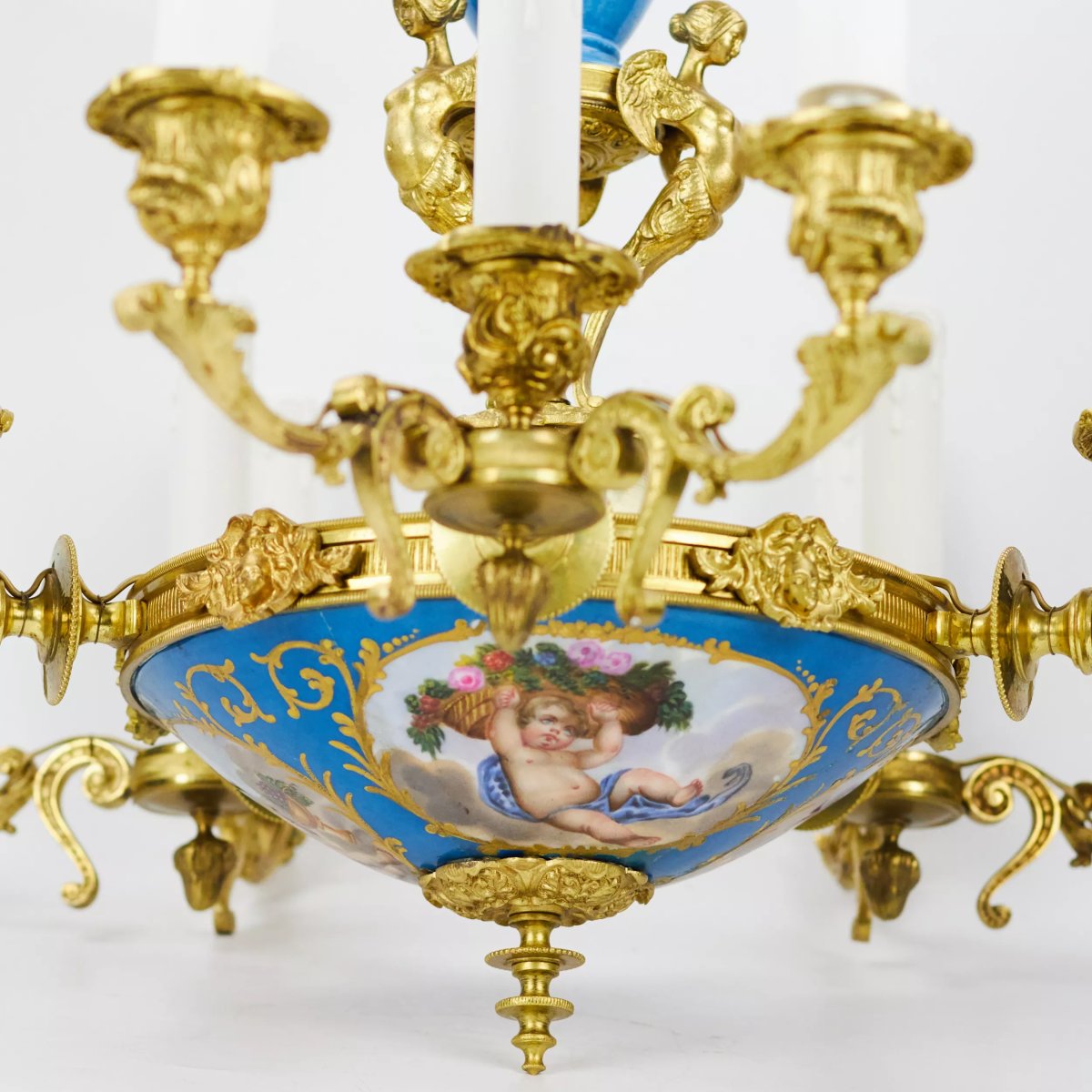 LUSTRE À QUINZE FEUX EN BRONZE DORÉ ET PORCELAINE PEINTE, DE STYLE LOUIS XVI.-photo-1
