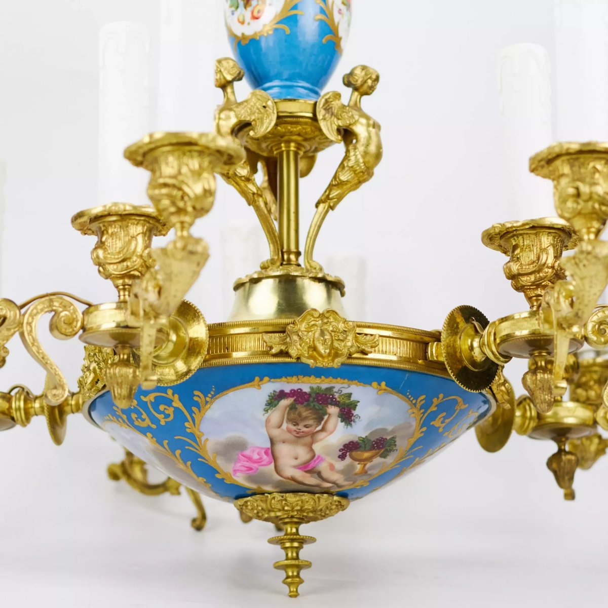LUSTRE À QUINZE FEUX EN BRONZE DORÉ ET PORCELAINE PEINTE, DE STYLE LOUIS XVI.-photo-2