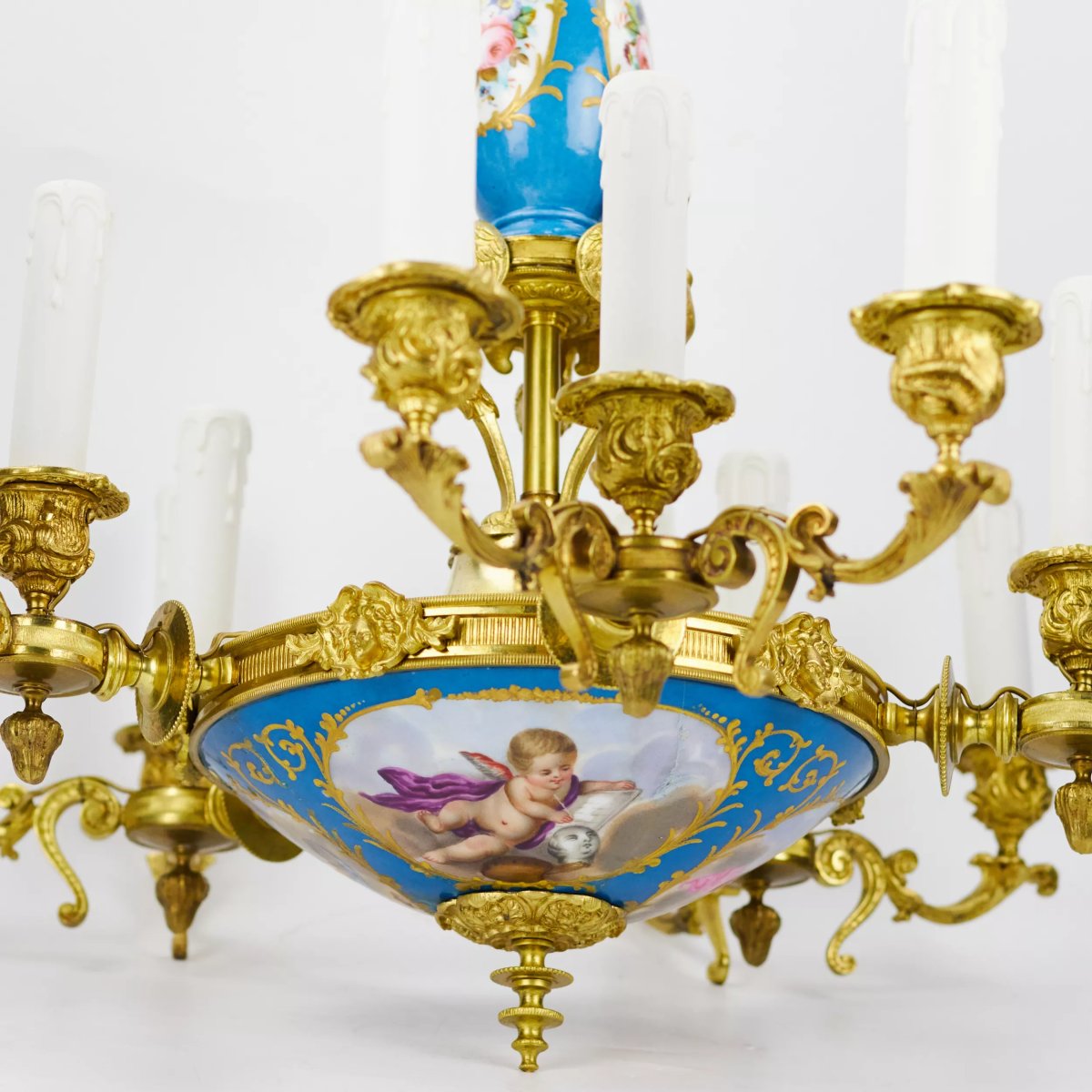 LUSTRE À QUINZE FEUX EN BRONZE DORÉ ET PORCELAINE PEINTE, DE STYLE LOUIS XVI.-photo-3