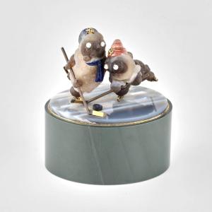 MINIATURE EN PIERRES DURES « JOUEURS DE HOCKEY SUR GLACE ». RUSSIE, FIN DU XXE SIÈCLE