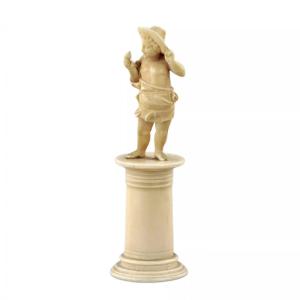 Figurine en ivoire sculpte dun garçon avec un oiseau des annees 1800.