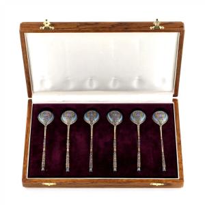 ENSEMBLE DE SIX CUILLÈRES À THÉ EN ARGENT ÉMAILLÉ CLOISONNÉ DANS UN ÉCRIN. FRÈRES GRATCHOV.