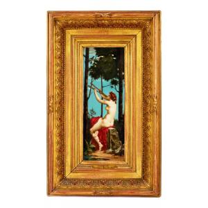 PLAQUE EN PORCELAINE PEINTE « LE CHARMEUR ». HORTENSE RICHARD (1847–1900). FRANCE.