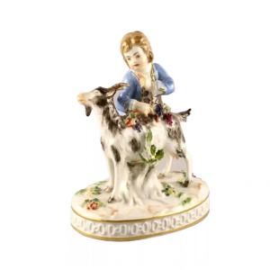 FIGURE EN PORCELAINE MEISSEN « GARÇON AU CHEVREAU ». ALLÉGORIE DE L’AUTOMNE