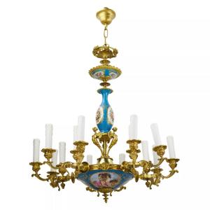 LUSTRE À QUINZE FEUX EN BRONZE DORÉ ET PORCELAINE PEINTE, DE STYLE LOUIS XVI.