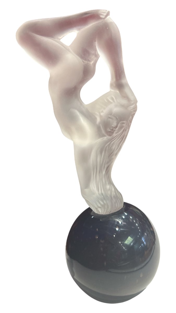 DAUM - Presse papier en verre figurant une femme acrobate, XXe siècle-photo-3