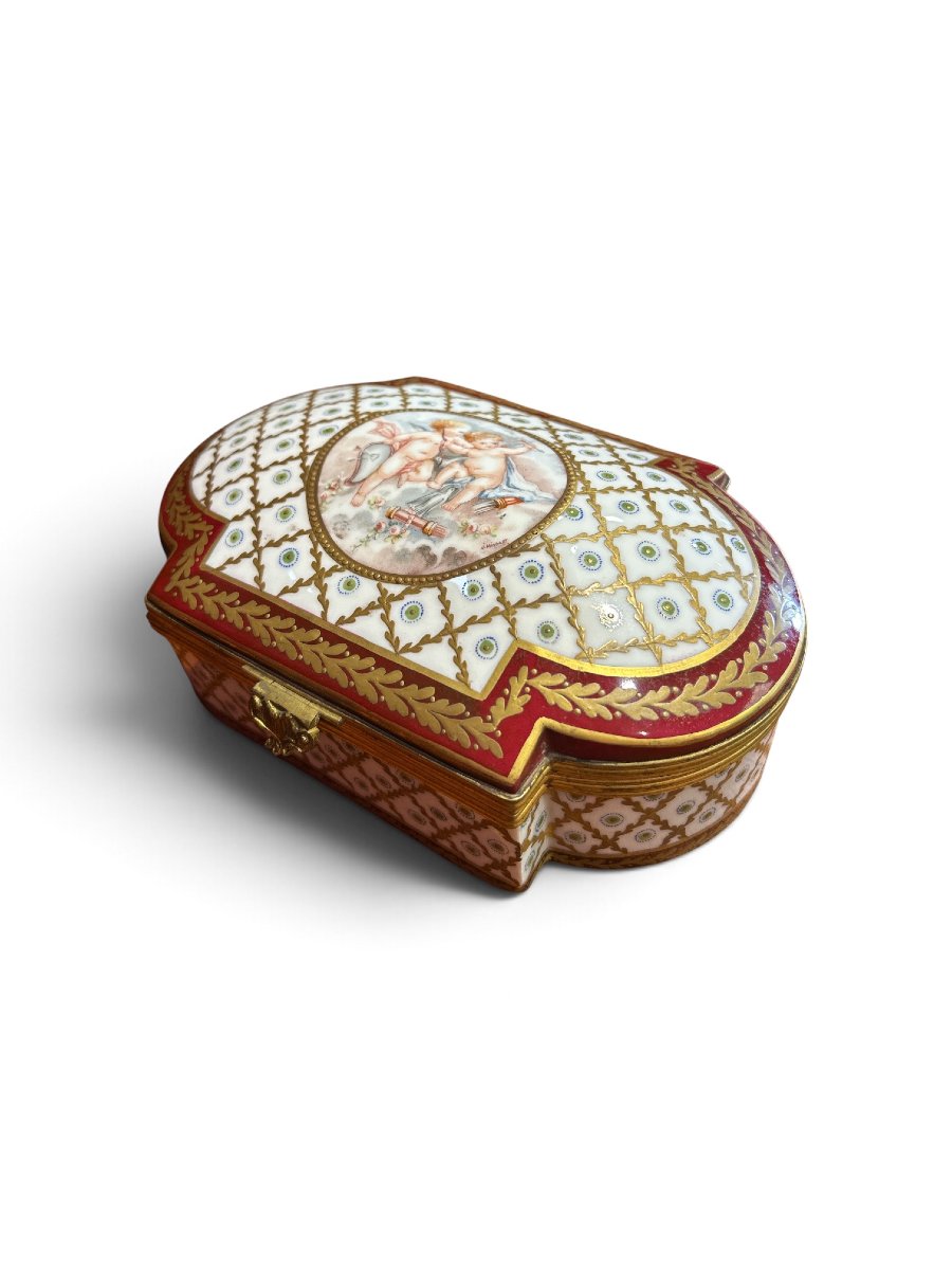Porcelain Box Decorated With Cherubs, Early 20th Century