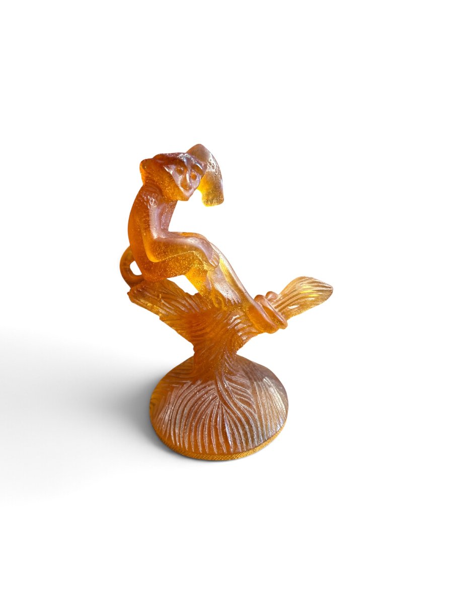 DAUM - Sculpture en pâte de verre, singe sur une branche, XXe siècle