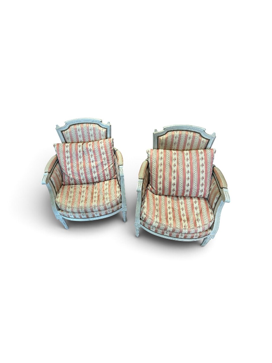 Paire de bergères de style Louis XVI, XXe siècle