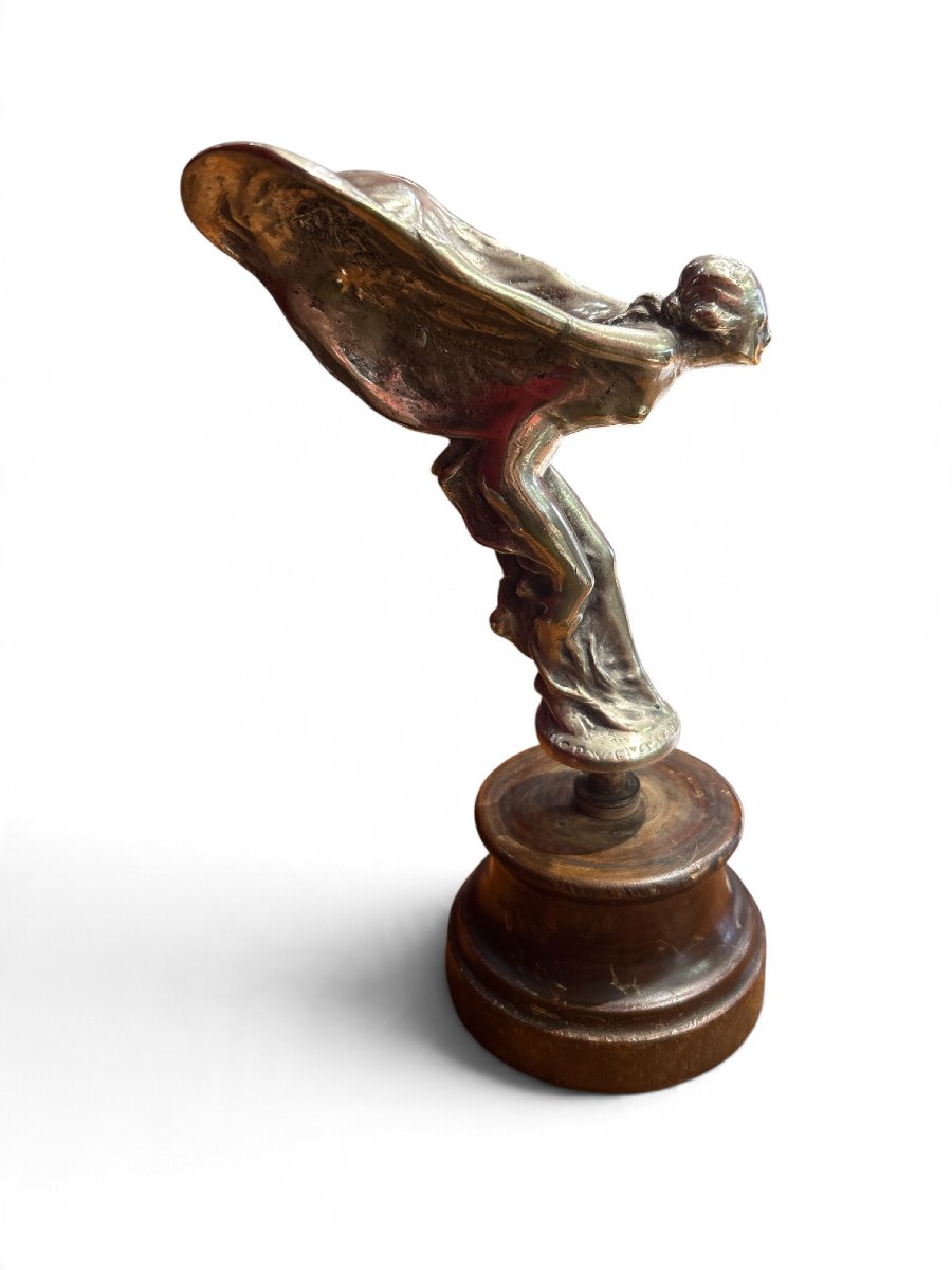 Statuette en métal argenté figurant la mascotte de radiateur Rolls Royce "Spirit of Ecstasy"