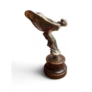 Statuette figurant la mascotte de radiateur Rolls Royce "Spirit of Ecstasy"