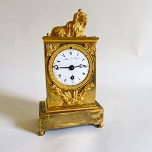 Petite Pendule De Bureau Bronze Doré époque Directoire Fin Du XVIIIe Début XIXe Siècle Chien