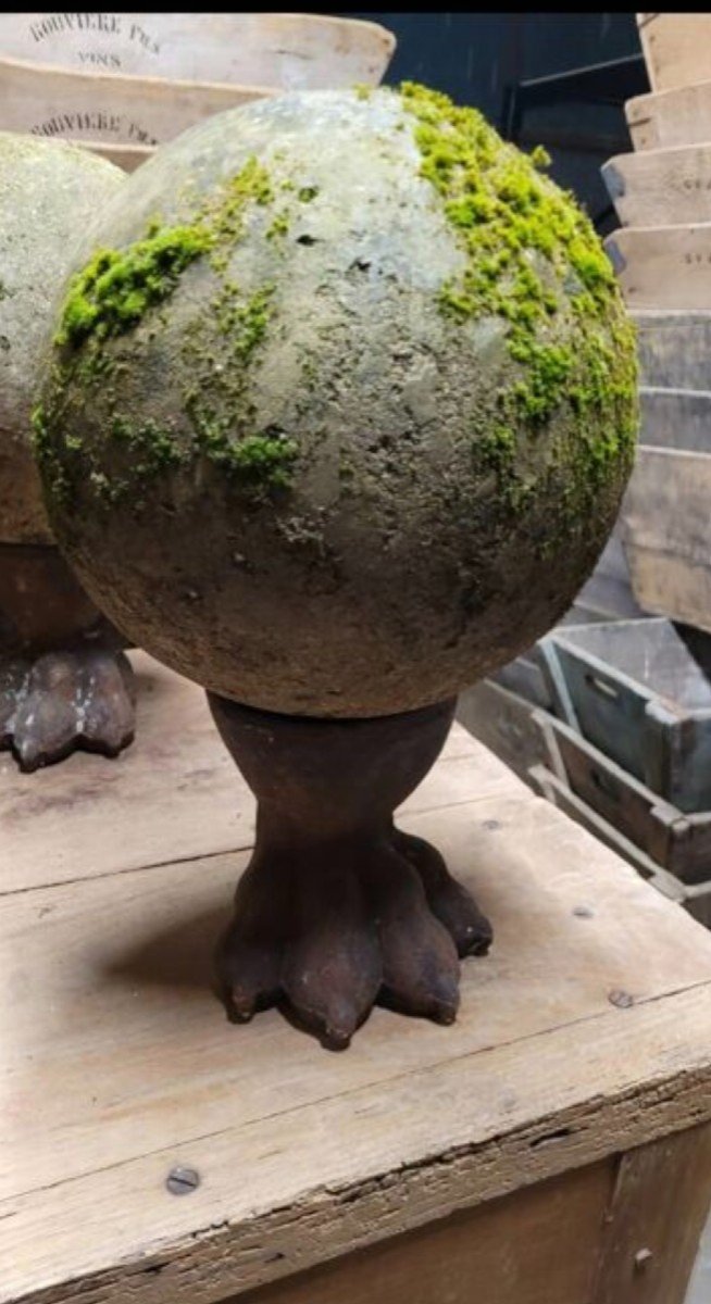 Pieds Pattes De Lions En Fonte Avec Boules En Béton De Jardin Ancien -photo-1