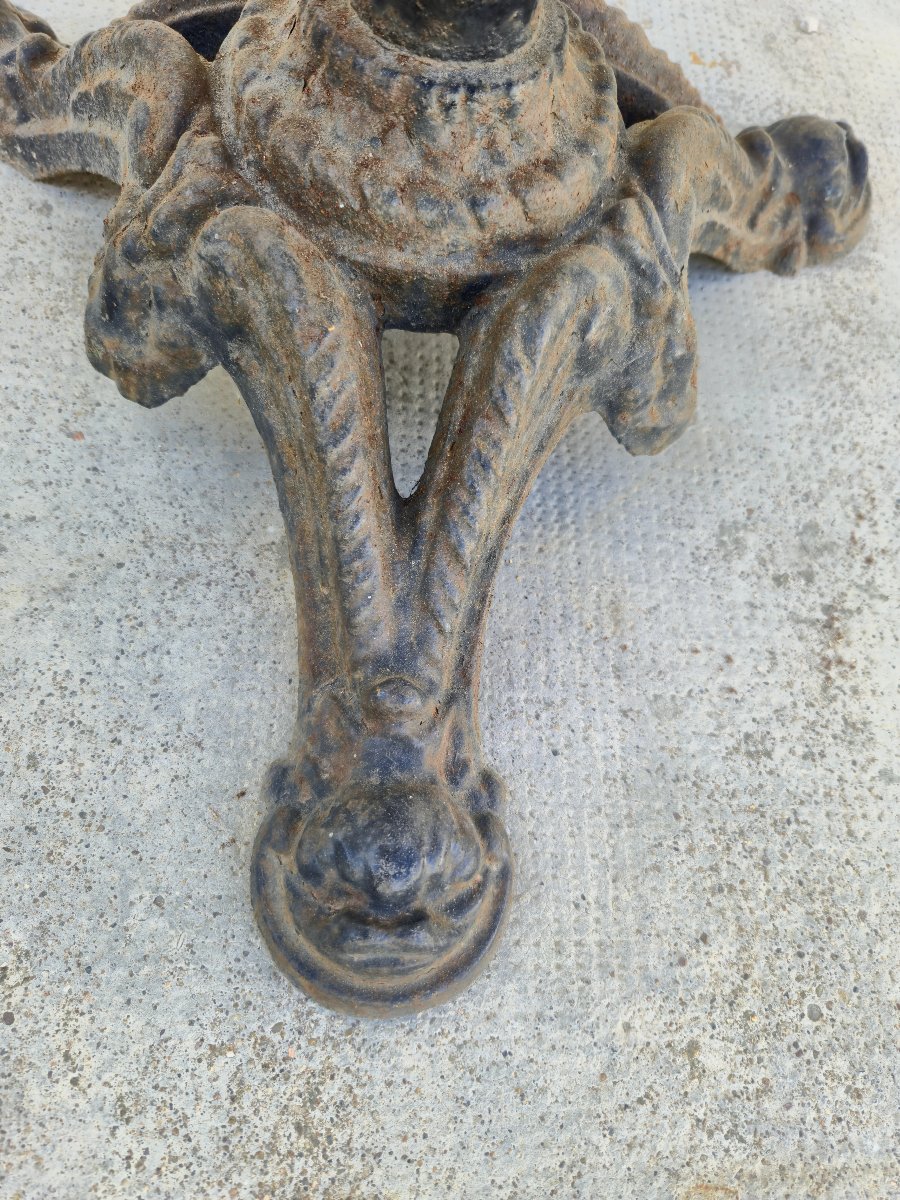 Pedestal Table For Restaurant Bistros With Lion's Paws In Cast Iron And Marble -photo-1