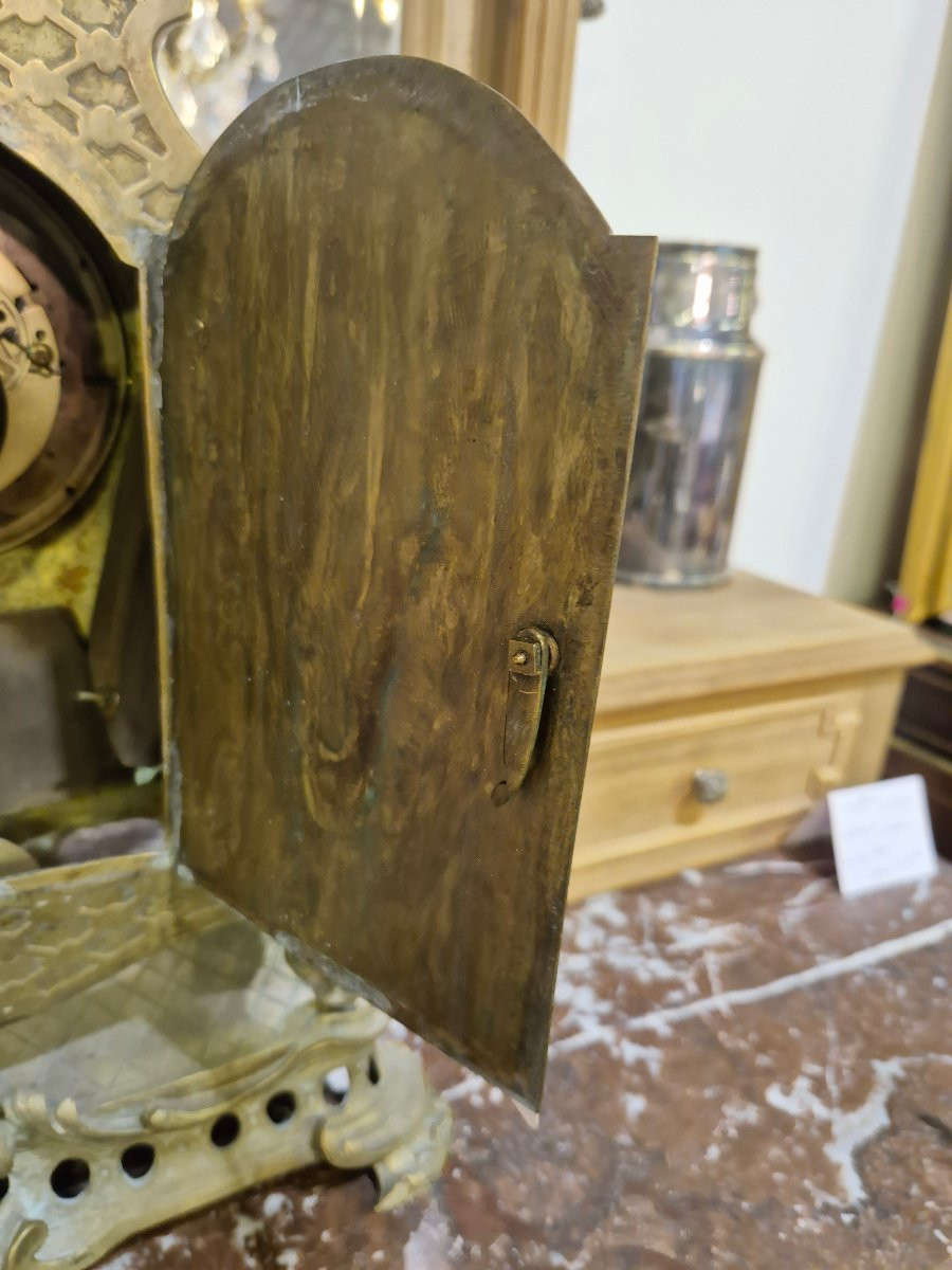 Pendule Cartel en Bronze style Louis XV richement décorée -photo-1