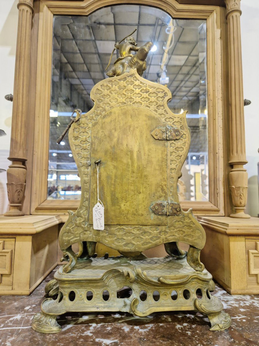 Pendule Cartel en Bronze style Louis XV richement décorée -photo-3