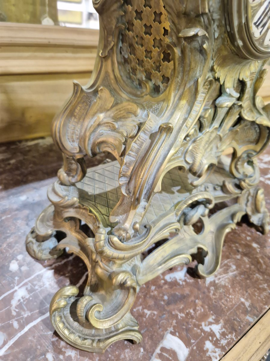 Pendule Cartel en Bronze style Louis XV richement décorée -photo-6