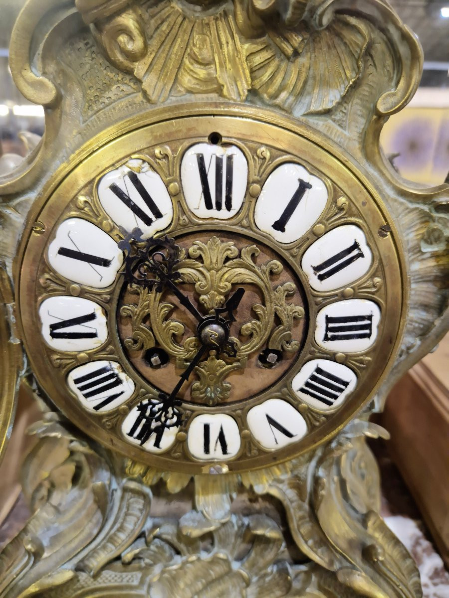 Pendule Cartel en Bronze style Louis XV richement décorée -photo-7