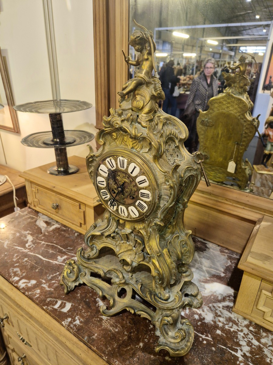 Pendule Cartel en Bronze style Louis XV richement décorée 