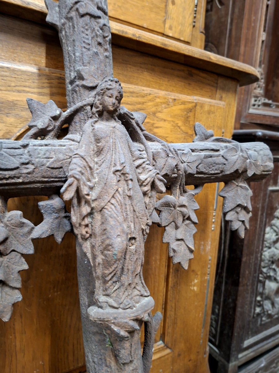 Grande croix en fonte représentant une Vierge d'époque 19éme richement décorée -photo-2