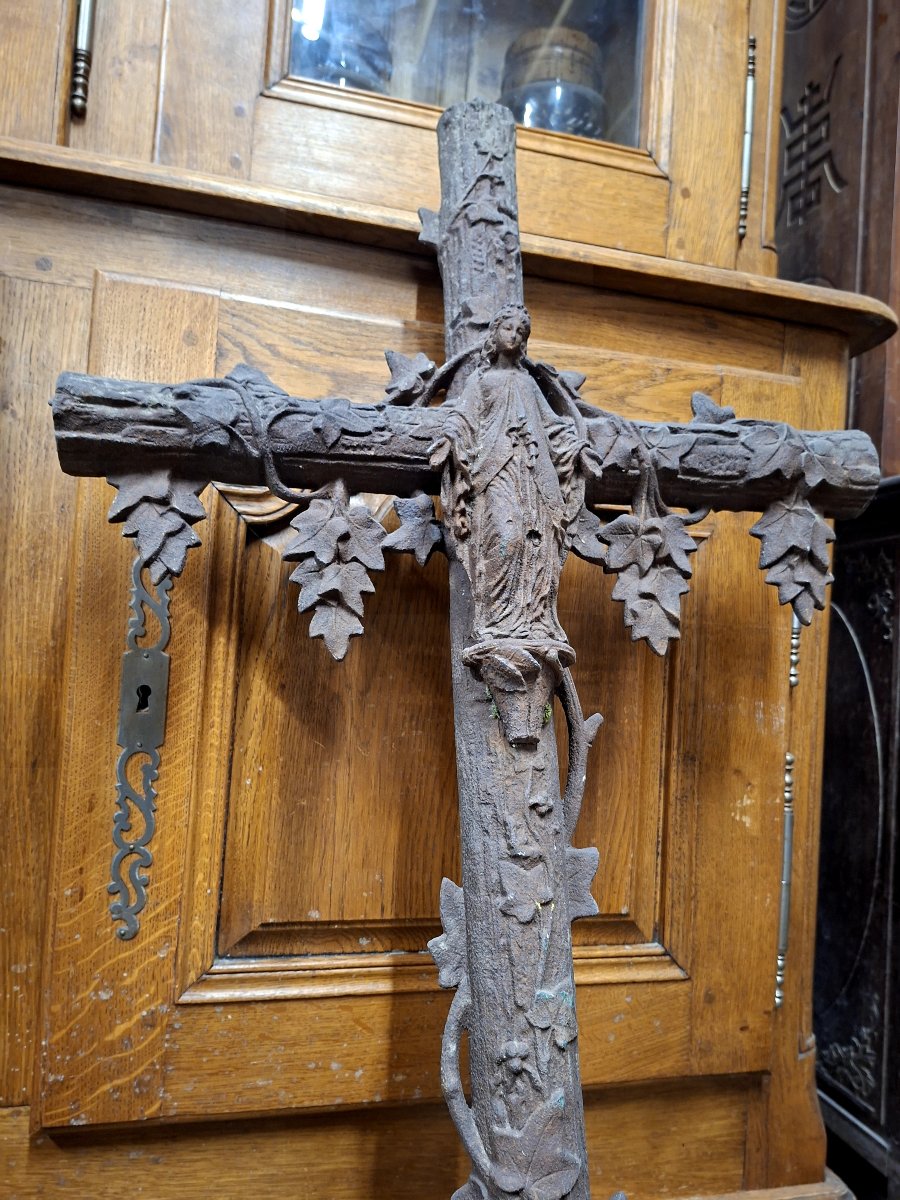 Grande croix en fonte représentant une Vierge d'époque 19éme richement décorée -photo-4