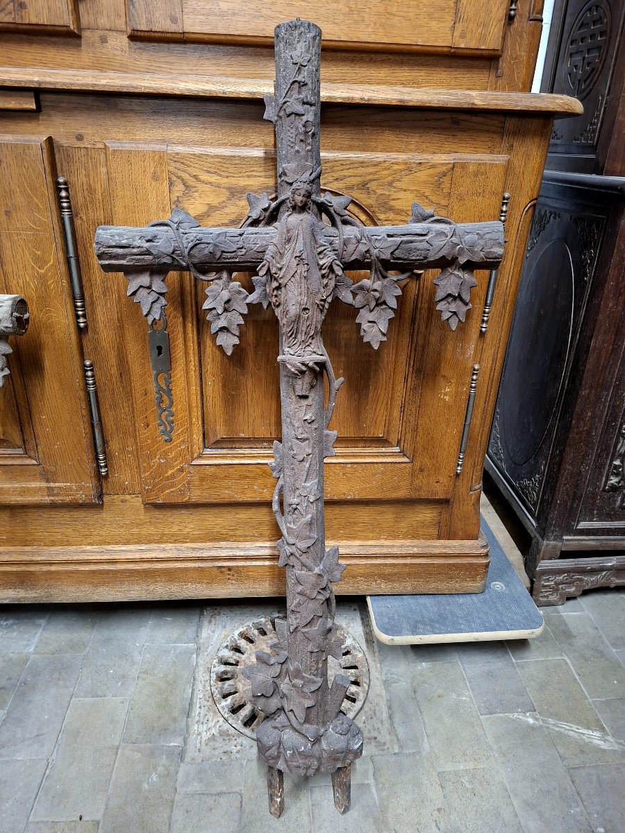 Grande croix en fonte représentant une Vierge d'époque 19éme richement décorée 