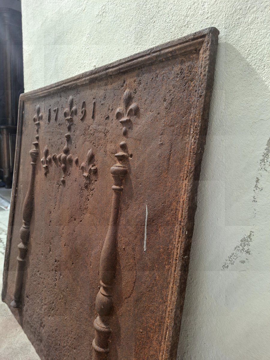 Richly Decorated 18th-century Cast-iron Fireplace Mantelpiece -photo-2