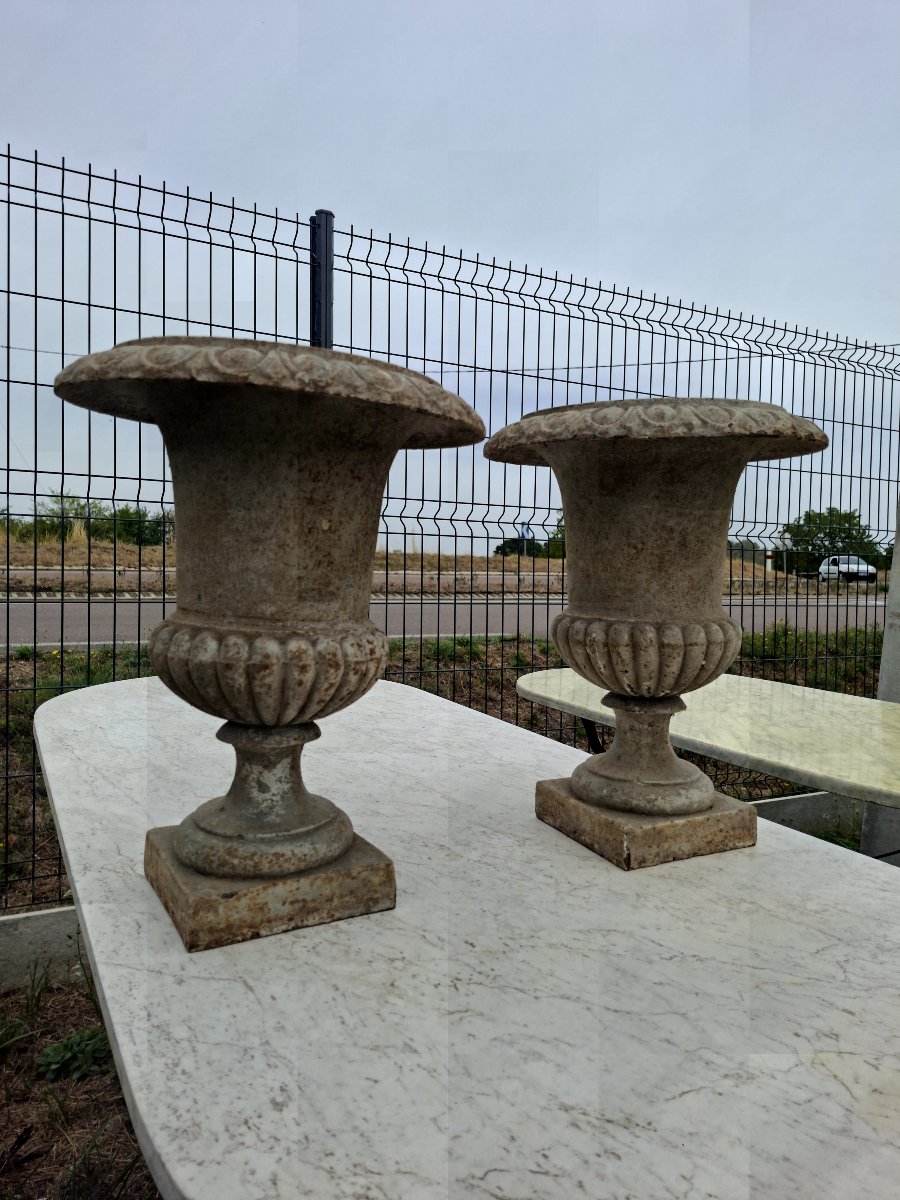 Paire de vases Médicis en fonte d'époque 19éme de Maison Bourgeoise 